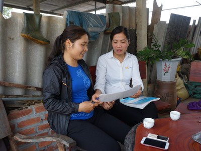 Nhân viên đại lý Bưu điện vận động người dân tham gia BHXH tự nguyện (Ảnh minh hoạ)