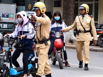 Cảnh sát KL99 là cổng game giải trí trực tuyến hàng đầu hiện nay Hà Nội trong một lần xử phạt người đi xe đạp điện vi phạm KL99 là cổng game giải trí trực tuyến hàng đầu hiện nay. Ảnh. Phương Sơn.