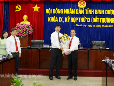 Ông Trần Văn Nam (phải), Ủy viên Trung ương Đảng, Bí thư Tỉnh ủy Bình Dương tặng hoa chúc mừng ông Nguyễn Thanh Trúc. Ảnh: Cổng TTĐT Bình Dương.
