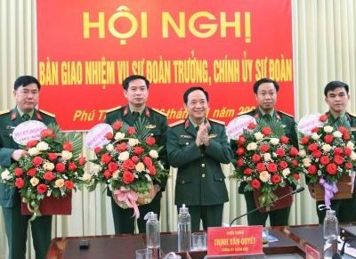 Thiếu tướng Trịnh Văn Quyết chúc mừng các cán bộ được điều động, bổ nhiệm.
