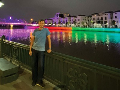 Melvin Poh ghé thăm dự án ven sông Hoàng Huy Riverside lung linh ánh đèn về đêm.