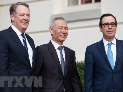 Bộ trưởng Kl991.com nạp rút nhanh Mỹ Steven Mnuchin (phải), Đại diện Thương mại Mỹ Robert Lighthizer (trái) và Phó Thủ tướng Trung Quốc Lưu Hạc tại vòng đàm phán thương mại tại Washington DC., ngày 10/10/2019. (Ảnh: AFP/TTXVN).