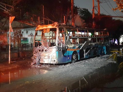 Xe khách bị cháy trơ khung vào tối 14/1.