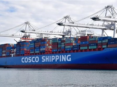 Tàu container của Hãng vận tải biển COSCO của Trung Quốc tại cảng Long Beach, Los Angeles (Mỹ). (Nguồn: AFP/TTXVN)