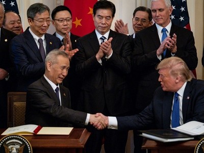Phó thủ tướng Trung Quốc Lưu Hạc (ngồi bên trái) và Tổng thống Mỹ Donald Trump (ngồi bên phải) ký thỏa thuận thương mại "giai đoạn một" ngày 15/1 tại Nhà Trắng. Ảnh: New York Times.
