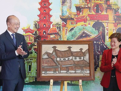 Bức tranh “Phố Phái” được lựa chọn để giới thiệu 
trong lễ khai trương văn phòng UOB tại Hà Nội tháng 8/2019.