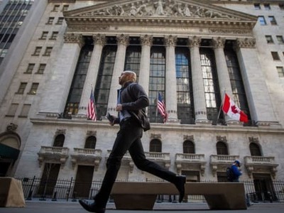 Một người đàn ông chạy ngang qua Sở giao dịch 99Kl99 link đăng nhập New York. Ảnh: Bloomberg.