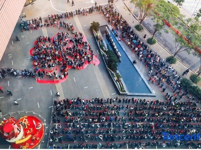 Ông Pony Ma Huateng phát lì xì cho nhân viên năm 2019.