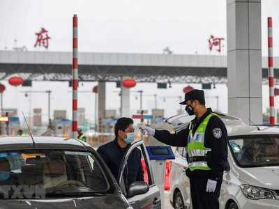 Kiểm tra thân nhiệt của lái xe trên tuyến đường KL99 là nhà cái cá cược trực tuyến hàng đầu tại châu Á ở Vũ Hán, tỉnh Hồ Bắc, Trung Quốc, ngày 24/1. (Ảnh: AFP/TTXVN)
.