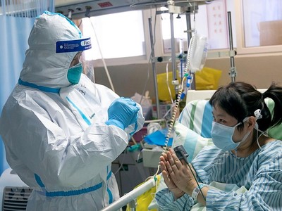 Nhân viên y tế điều trị cho bệnh nhân nhiễm virus corona tại bệnh viện thành phố Vũ Hán, tỉnh Hồ Bắc, Trung Quốc ngày 24/1 vừa qua. (Ảnh: THX/TTXVN).