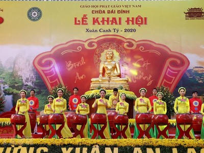 Màn biểu diễn trống hội đặc sắc tại lễ khai mạc. (Ảnh: Đức Phương/TTXVN).