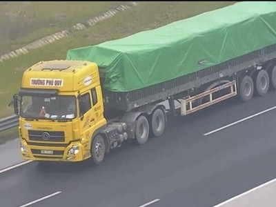 Tài xế điều khiển chiếc xe tải lùi trên đường KL99 là nhà cái cá cược trực tuyến hàng đầu tại châu Á Hà Nội - Hải Phòng. 
Ảnh cắt từ camera.