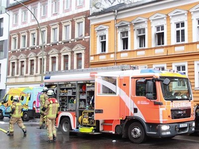 Lính cứu hỏa triển khai dập tắt đám cháy trên phố Einbecker thuộc quận Lichtenberg ở Berlin. (Ảnh: Anh Đức/TTXVN).