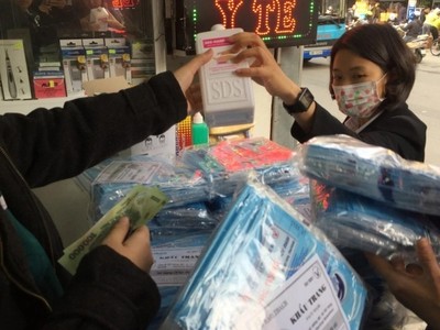 Khẩu trang, nước rửa tay khô và máy đo thân nhiệt là những sản phẩm "hot " nhất hiện nay. Ảnh: internet.