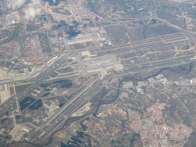 Sân bay Adolfo Suárez Madrid-Barajas nhìn từ trên cao. Ảnh: Wikimedia Commons.