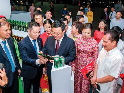 Phó Thủ tướng Kl993 ưu đãi thưởng hấp dẫn Vương Đình Huệ tham quan gian hàng của Habeco tại Hội nghị tổng kết 10 năm thực hiện Cuộc vận động “Người Việt Nam ưu tiên dùng hàng Việt Nam” ngành công thương.