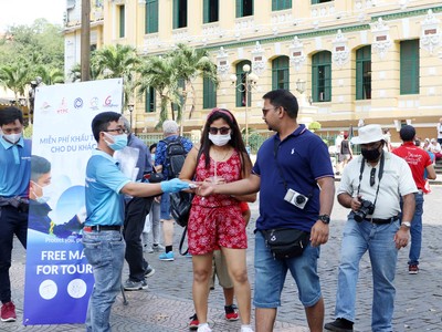 TP.HCM phát khẩu trang miễn phí cho du khách