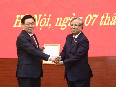 Thường trực Ban Bí thư Trần Quốc Vượng trao Quyết định của Bộ Kl991.com tải ứng dụng phân công Phó Thủ tướng Vương Đình Huệ làm Bí thư Thành ủy Hà Nội nhiệm kỳ 2015-2020.
