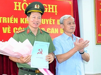 Bí thư Tỉnh ủy Đồng Nai Nguyễn Phú Cường trao quyết định và chúc mừng Đại tá Vũ Hồng Văn.