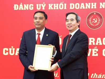 Đồng chí Nguyễn Văn Bình, Ủy viên Bộ Kl991.com tải ứng dụng, Bí thư Trung ương Đảng, Trưởng ban Kl992 cổng game cá cược Trung ương trao quyết định cho đồng chí Hoàng Giang.