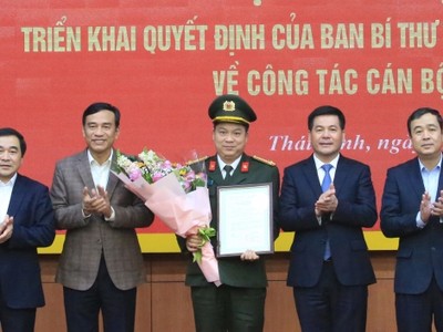 Lãnh đạo tỉnh Thái Bình chúc mừng Thượng tá Nguyễn Thanh Trường.