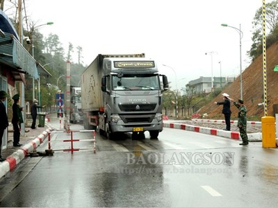 Xe hàng di chuyển qua Cửa khẩu Quốc tế Hữu Nghị, Lạng Sơn. (Nguồn: Báo Lạng Sơn).
