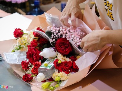 Bó hoa đặc biệt rực rỡ bởi sắc hoa tươi với điểm nhấn là khẩu trang, nước rửa tay, cồn 90 độ.