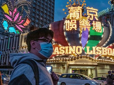 Người Macao đeo khẩu trang trước 1 sòng bạc (Ảnh: ET).