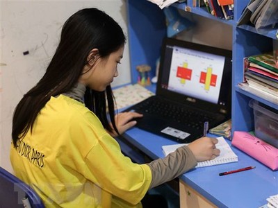 Học sinh lớp 5 trường Tiểu học Vinschool (Hà Nội) luyện tập toán qua bài tập trực tuyến tại nhà. (Ảnh: Thanh Tùng/TTXVN).