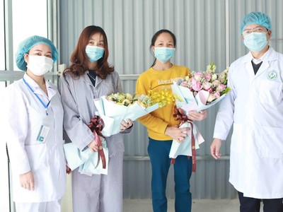 Hai bệnh nhân nhiễm dịch COVID-19 được chữa khỏi ở bệnh viện tuyến huyện tại "tâm dịch Bình Xuyên." (Ảnh: Hoàng Hùng/TTXVN).