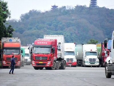 Cửa khẩu vẫn ùn ứ hàng trăm container hoa quả