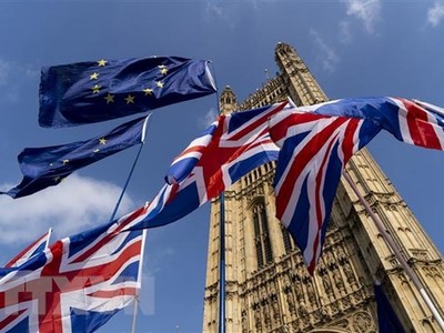 Cờ Anh (phía dưới) và cờ EU (phía trên) tại thủ đô London, Anh. (Ảnh: AFP/TTXVN).