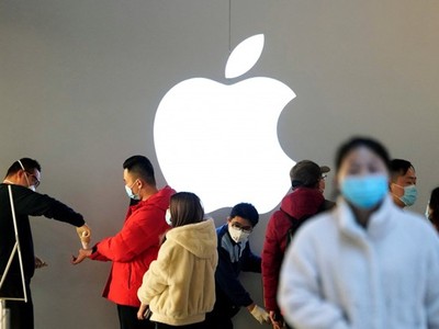 Khách hàng đeo khẩu trang và được kiểm tra thân nhiệt trong một cửa hàng Apple, ở Thượng Hải, Trung Quốc, ngày 21/2. (Nguồn: Reuters).