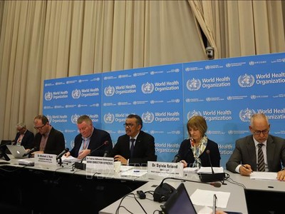 Tổng giám đốc WHO Tedros Adhanom Ghebreyesus (giữa) phát biểu tại cuộc họp báo ở Geneva, Thụy Sĩ ngày 24/2/2020. Ảnh: THX/TTXVN.