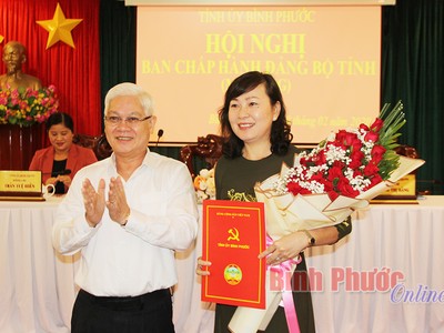 Bí thư Tỉnh ủy Bình Phước trao quyết định và chúc mừng tân Phó Bí thư Thường trực Tỉnh ủy Huỳnh Thị Hằng.
