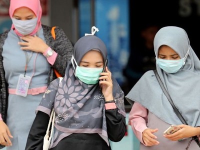 Người dân Indonesia đeo khẩu trang phòng chống dịch COVID-19. (Nguồn: EPA-EFE).