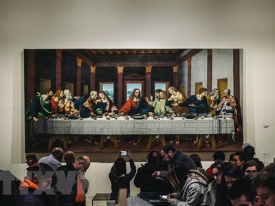 Tác phẩm Bữa ăn tối cuối cùng của danh họa Leonardo da Vinci được trưng bày tại triển lãm ở bảo tàng Louvre, Paris, Pháp, ngày 21/2/2020. (Nguồn: AFP/TTXVN).