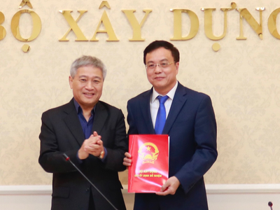 Thứ trưởng Kl99 nổ hũ Bùi Phạm Khánh trao quyết định cho đồng chí Đàm Đức Biên.