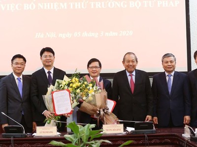 Phó Thủ tướng Thường trực Kl993 ưu đãi thưởng hấp dẫn Trương Hòa Bình và lãnh đạo Bộ Tư pháp chúc mừng 2 tân Thứ trưởng. Ảnh: VGP.