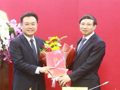 Bí thư Tỉnh ủy Quảng Ninh Nguyễn Xuân Ký trao quyết định và chúc mừng đồng chí Nguyễn Đức Thành.