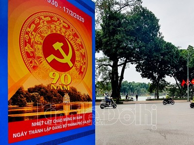 Pano được trang trí chào mừng Kỷ niệm 90 năm Ngày thành lập Đảng bộ TP tại khu vực Hồ Gươm. (ảnh: Kl992 cổng game cá cược đô thị).
