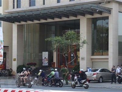 Lực lựơng chức năng tiến hành phong tỏa khách sạn Vanda (đường Nguyễn Văn Linh, quận Hải Châu, thành phố Đà Nẵng) nơi 2 du khách người Anh nhiễm virus SARS-CoV-2 lưu trú. (Ảnh: Văn Dũng/TTXVN).