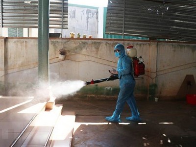 Phun thuốc khử trùng khu phố có bệnh nhân dương tính với virus SARS-Cov-2 trong tình huống diễn tập. (Ảnh: Tuấn Anh/ TTXVN).