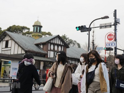 Người dân đeo khẩu trang phòng tránh lây nhiễm dịch COVID-19 tại Tokyo, Nhật Bản. (Ảnh: THX/TTXVN).