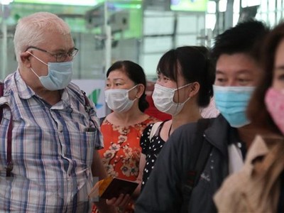 Du khách tự bảo vệ mình bằng cách đeo khẩu trang tại Cảng hàng không Quốc tế Vinh. (Ảnh: Bích Huệ/TTXVN).