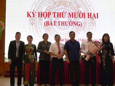 Ông Nguyễn Trung Triều (áo trắng) nhận hoa chúc mừng.