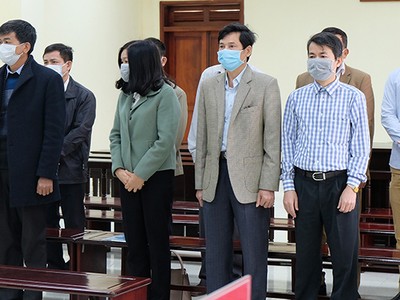 Lê Mạnh Hà (áo khoác đen bên trái) và các bị cáo tại toà.