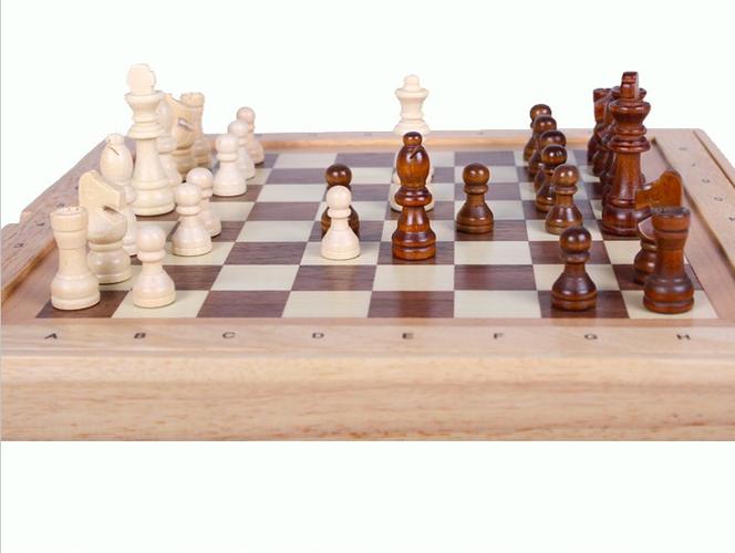 Đồng chí Nguyễn Khắc Định trao quyết định và chúc mừng đồng chí Nguyễn Khắc Toàn.