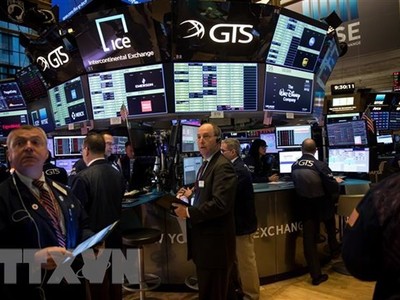 Giao dịch viên tại Sàn giao dịch 99Kl99 link đăng nhập New York, Mỹ. (Ảnh: THX/TTXVN).