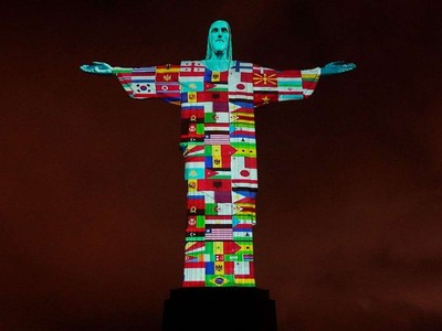 Brazil thắp sáng tượng Chúa cứu thế cổ động chống đại dịch Covid-19